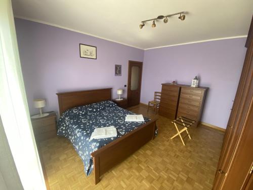 um quarto com uma cama e uma cómoda em SANT'ANNA SWEET HOME AI CONFINI DELLE LANGHE em Narzole