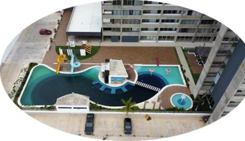 uma vista superior de uma piscina em frente a um edifício em Smart Studio Apartment Berchatti Norte I em Santa Cruz de la Sierra