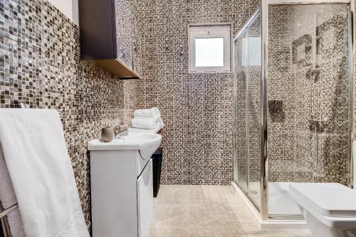a bathroom with a sink and a shower at Tavira Balsa Romana - Luz de Tavira in Luz de Tavira