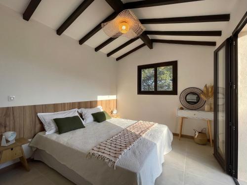 Postel nebo postele na pokoji v ubytování Les Hauts de Capo - Domaine privé à proximité de Porto-Vecchio