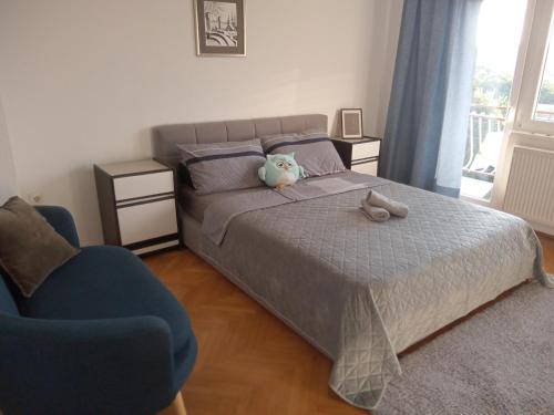 un dormitorio con una cama con un animal de peluche en Owl NEST, Homestay Rooms, en Knin