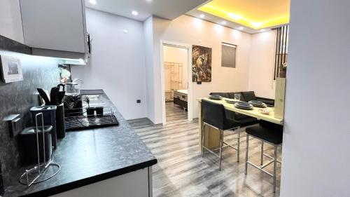 una cucina con bancone e un'isola cucina in una camera di EGZ INSAAT REAL ESTATE a Istanbul