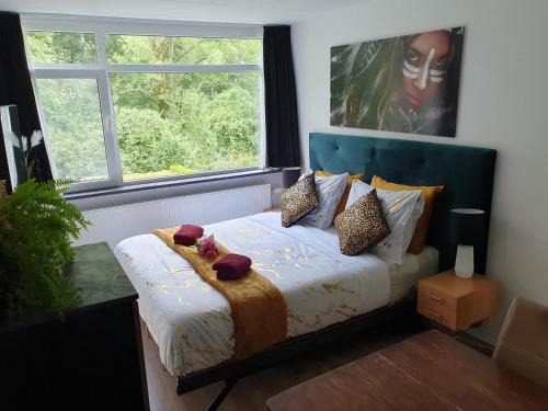 1 dormitorio con 1 cama y ventana grande en B&B Immerloopark en Arnhem