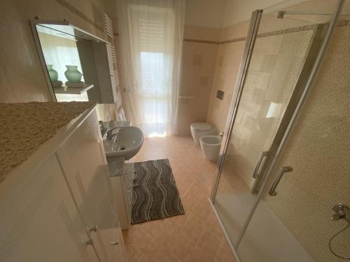 uma casa de banho com um chuveiro, um lavatório e um WC. em SANT'ANNA SWEET HOME AI CONFINI DELLE LANGHE em Narzole
