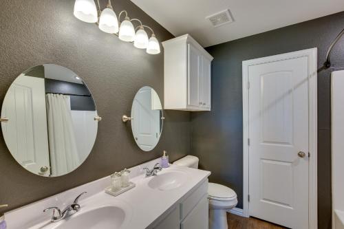 O baie la Madill Vacation Rental with Grill Near Lake Texoma!