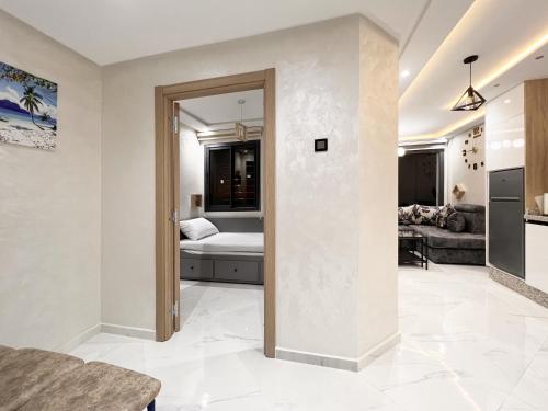 ein Wohnzimmer mit einer Tür, die zu einem Schlafzimmer führt in der Unterkunft Appartement VIP Panoramic Sea view et deluxe in Al Hoceïma