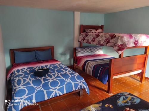 1 dormitorio con 2 camas y 1 litera en Villa Isai.Hospedaje Spa.., en Baños