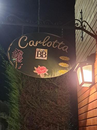 モンテジルヴァーノにあるB&B Carlottaのサーフボード付きレストランの看板