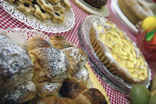 a bunch of buns and pastries on a table at B&B La Filanda in Scilla