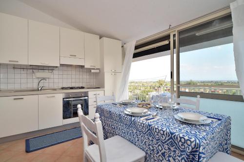 una cucina e una sala da pranzo con tavolo e vista di Bellavista Apartment a Santa Maria del Focallo
