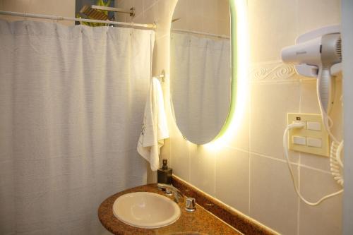 a bathroom with a sink and a mirror at Excepcional 2 quartos Copacabana a 100m da praia in Rio de Janeiro