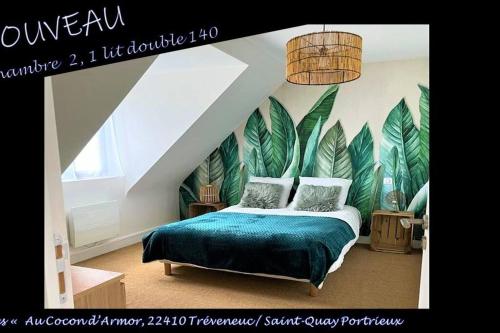 - une chambre avec un lit orné d'une fresque murale de feuilles dans l'établissement Gîte familial proche plages « Au Cocon d’Armor », à Tréveneuc