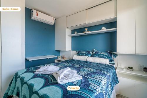 1 dormitorio con 1 cama con paredes azules y armarios blancos en Apartamento vista mar VG Sun Cumbuco por Tactu, en Cumbuco