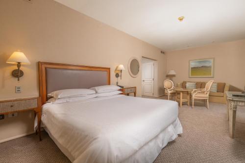 Ένα ή περισσότερα κρεβάτια σε δωμάτιο στο Sheraton Mar Del Plata Hotel