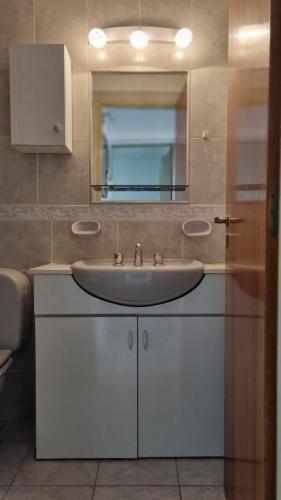 a bathroom with a sink and a mirror at Departamento Aristobulo in La Cieneguita