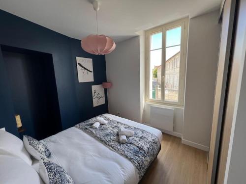 een slaapkamer met een bed met twee handdoeken erop bij Appartement centre ville * terrasse * clim * WIFI * Haut de gamme * in Angoulême