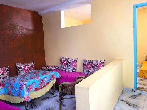 a room with a couch and a table and chairs at Maison ELS 2 Pièces in Moulay Bousselham