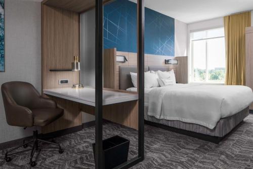 Postel nebo postele na pokoji v ubytování SpringHill Suites Winchester