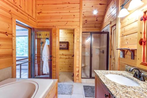 Ένα μπάνιο στο Ellijay Hideaway with Hot Tub, Views and Game Room!