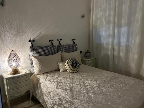 ein Schlafzimmer mit einem Bett und einer Lampe auf einem Tisch in der Unterkunft chez joudia et mamoun in Marrakesch
