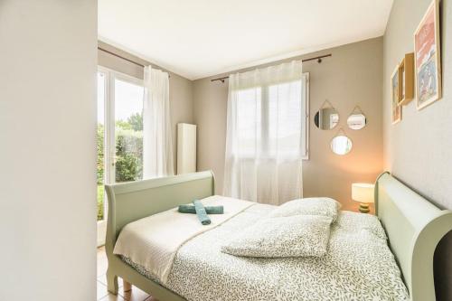 um quarto com uma cama e uma janela em New Charmante maison proche océan em Biscarrosse