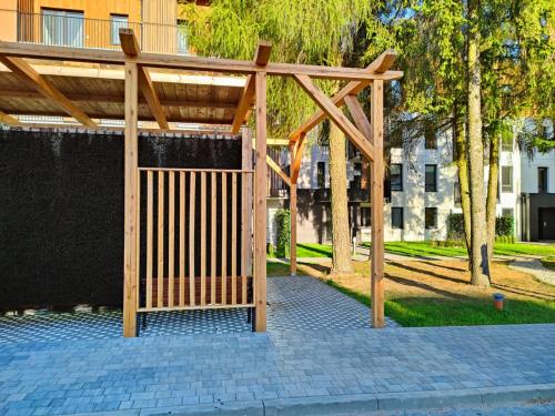 um gazebo de madeira num parque com árvores em Apartament Leśna Mandala em Augustów