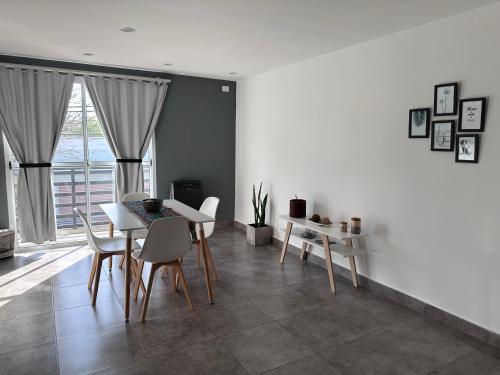 ein Esszimmer mit Tisch und Stühlen in der Unterkunft Departamentos amueblados Villanueva in Villa Mercedes