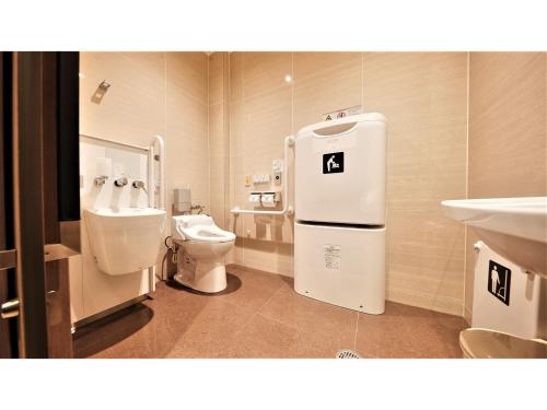 Baño pequeño con aseo y lavamanos en Y's Inn Naha Oroku Ekimae - Vacation STAY 25852v en Naha