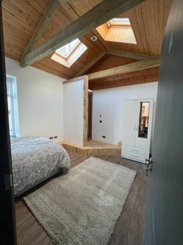 ein Schlafzimmer mit einem Bett und einer Holzdecke in der Unterkunft 1 bedroom flat Bristol centre in Bristol