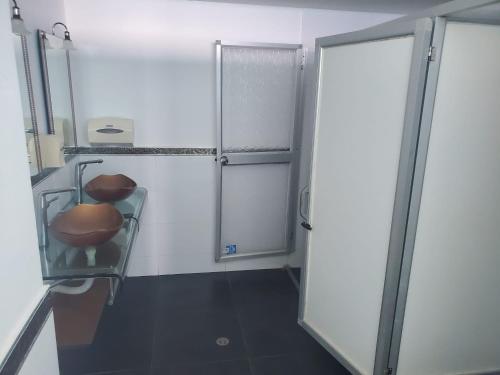 a bathroom with a shower and a glass door at Ubicacion y comodidad en una Suit in Manta
