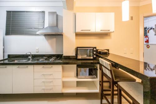 Kuchyň nebo kuchyňský kout v ubytování Flat com Piscina Térmica no Bombinhas Summer Beach