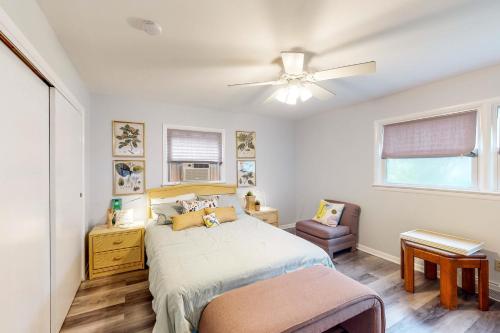 1 dormitorio con 1 cama y ventilador de techo en Calloway Drive Retreat, en Deale