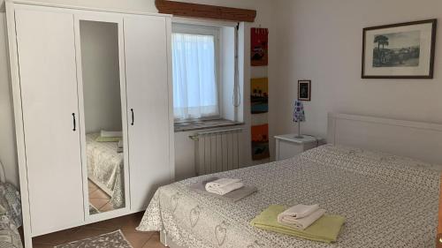 - une chambre avec un lit et un grand miroir dans l'établissement Alla Stazione, à Monfalcone