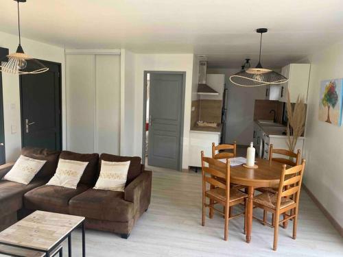 un salon avec un canapé et une table dans l'établissement Le Val des Prats proche de Rocamadour, à Puybrun