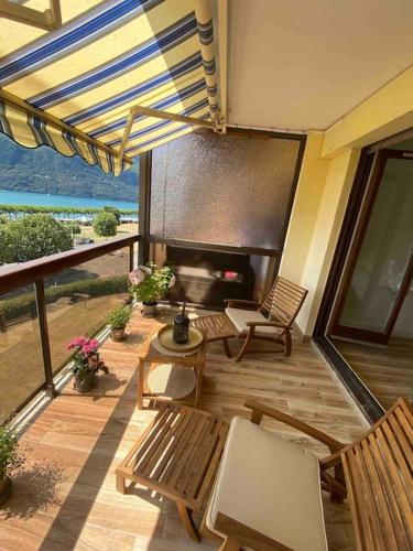 eine Terrasse mit Stühlen, einem Tisch und einem Kamin in der Unterkunft Aix-les Bains in Aix-les-Bains