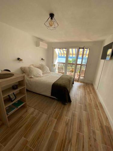 um quarto com uma cama e piso em madeira em Aix-les Bains em Aix-les-Bains