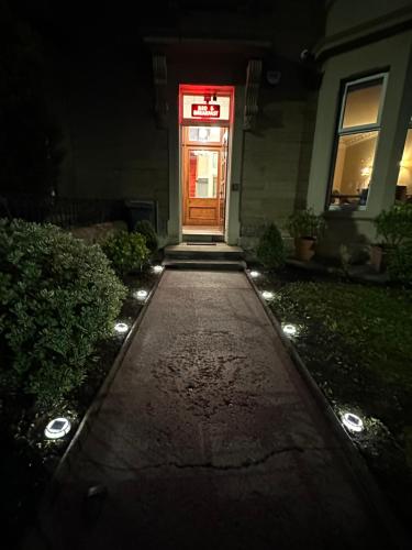 una porta d'ingresso di una casa di notte con luci di Abbotsford Guest House a Edimburgo