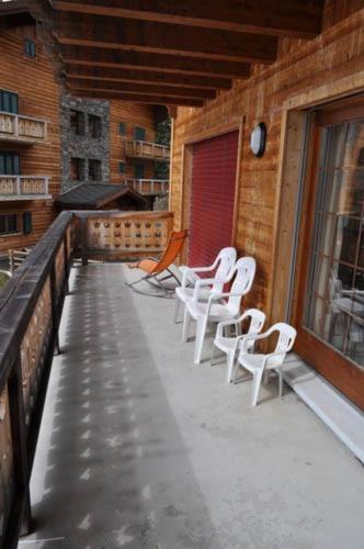 Ein Balkon oder eine Terrasse in der Unterkunft Family friendly appt on the slopes