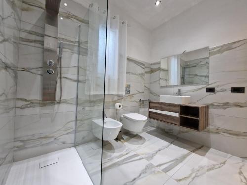 W łazience znajduje się toaleta, umywalka i prysznic. w obiekcie La Maddalena Holiday Home w mieście La Maddalena