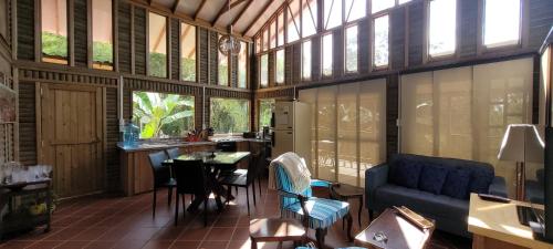 ein Wohnzimmer mit einem blauen Sofa und einem Tisch in der Unterkunft Cabaña en El Guadual in Santandercito