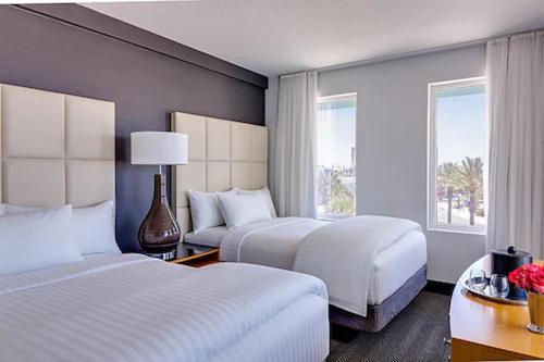 Habitación de hotel con 2 camas y ventana en The Streamline Hotel - Daytona Beach en Daytona Beach