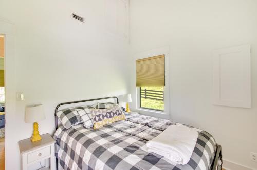 Postel nebo postele na pokoji v ubytování Modern Altavista Farmhouse with Countryside Views
