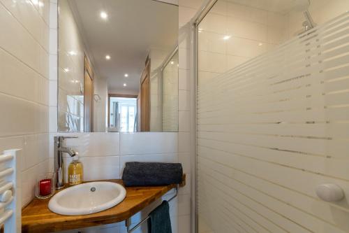 a bathroom with a sink and a shower at Duplex T3 Climatisé in Marseille