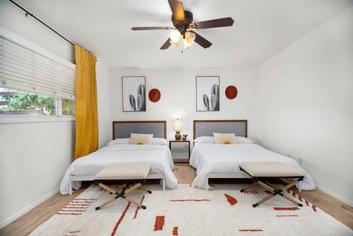 een slaapkamer met 2 bedden en een plafondventilator bij Desert Dream - Pool - Old town - Camelback in Scottsdale