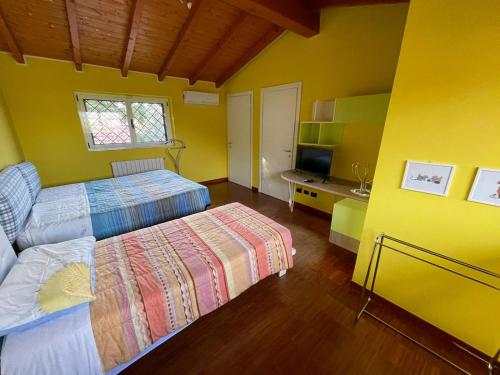 Łóżko lub łóżka w pokoju w obiekcie Lussuosa villa vicino alla stazione