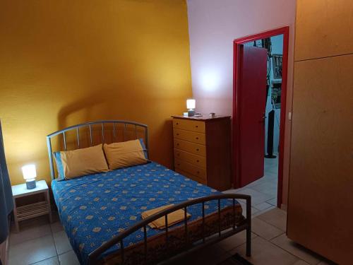 Schlafzimmer mit einem Bett, einer Kommode und einem Spiegel in der Unterkunft Paradise lost in Kalamata