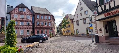 un'auto parcheggiata in una strada in una città con edifici di Ferienwohnung am Kirchberg a Ettenheim