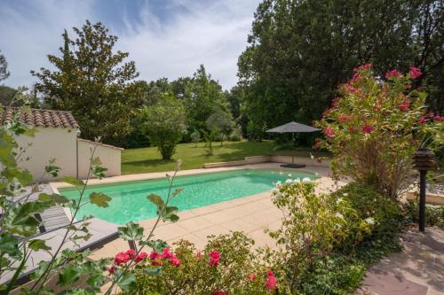 une piscine dans une cour fleurie dans l'établissement Maison des lavandes, à Saint-Cannat