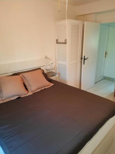 1 dormitorio con 1 cama grande y armario en Casa Mirador, en Alicante
