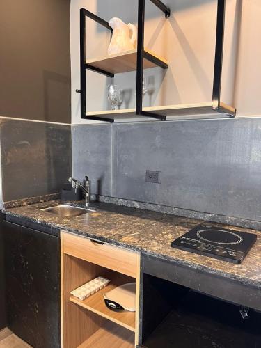 uma cozinha com um lavatório e uma bancada em Suites Isla Verde em La Rioja